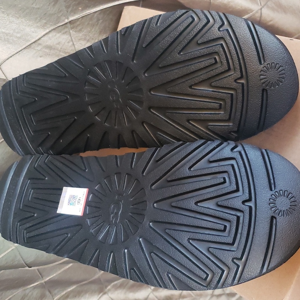 NWT- UGG ‘Goldenstar’ Suede Slide Sandal - Picture 12 of 12
